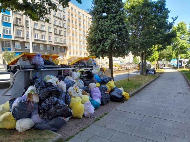 A Coruña registra una nueva jornada con basura en la calle y una treintena de trabajadores expedientados