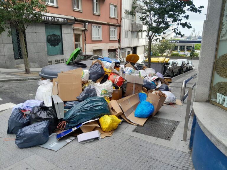 El gobierno local de A Coruña urge a cumplir el servicio de recogida de basura mientras sigan los paros