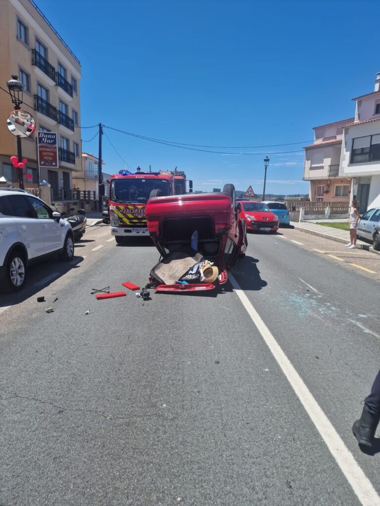 Herida una conductora tras chocar contra dos vehículos estacionados y volcar el turismo en el que viajaba en Sanxenxo