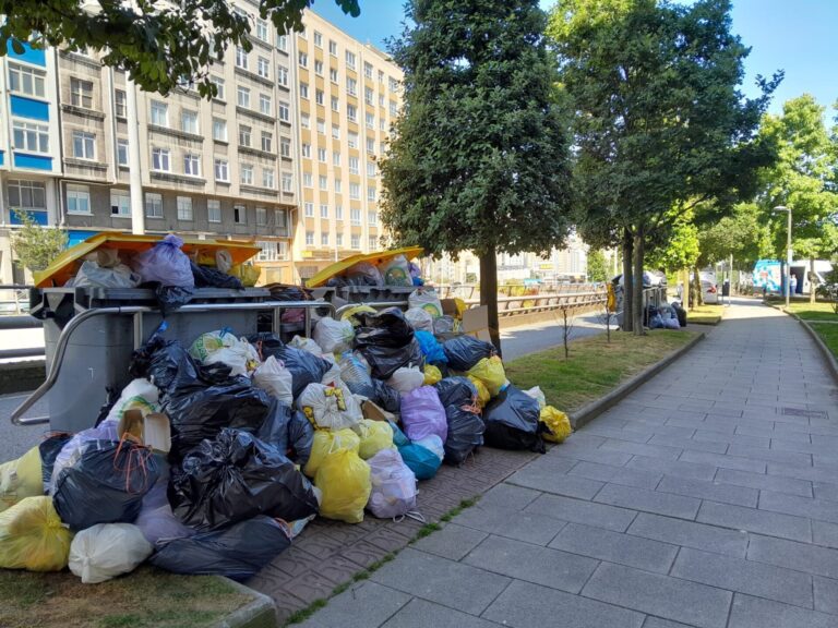 A Coruña registra una nueva jornada de huelga en la recogida de basura con residuos en las calles y sin acuerdo