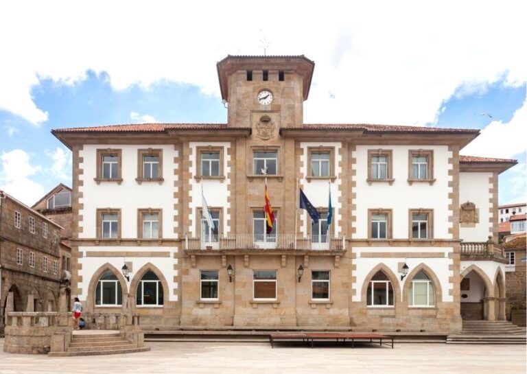 Muros (A Coruña) aprueba sus primeros presupuestos municipales desde 2021, que ascienden a más de 9,4 millones de euros
