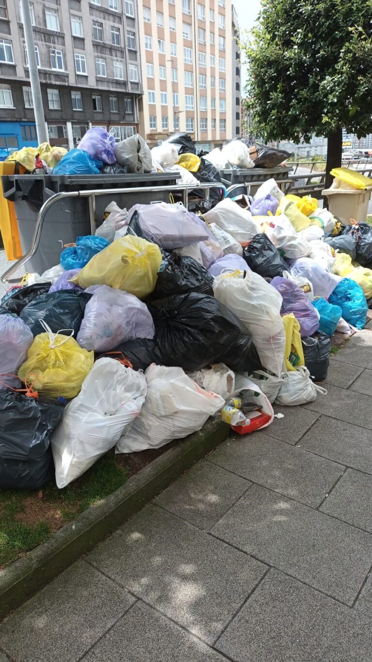 El servicio de recogida de basura de A Coruña anuncia paros «permanentes» a partir del 1 de agosto