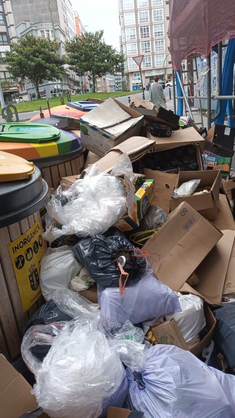 Aparecen nuevos contenedores incendiados en A Coruña en otra jornada de huelga con basura en las calles y sin acuerdo