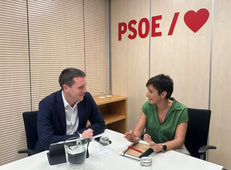 El secretario xeral del PSOE compostelano aborda con la ministra Isabel Rodríguez la política de vivienda de la ciudad