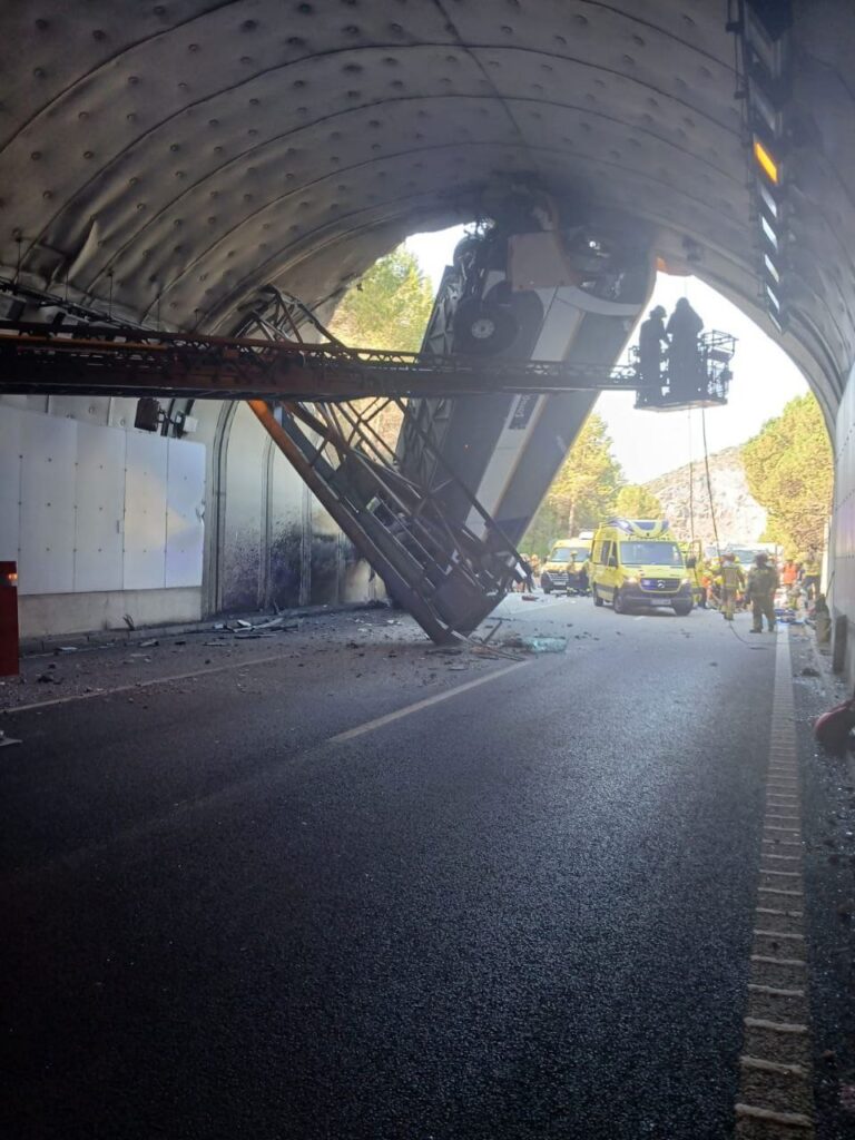 Tres heridos graves en el accidente de un autobús con trabajadores de Inditex en la C-32 en Pineda de Mar (Barcelona)