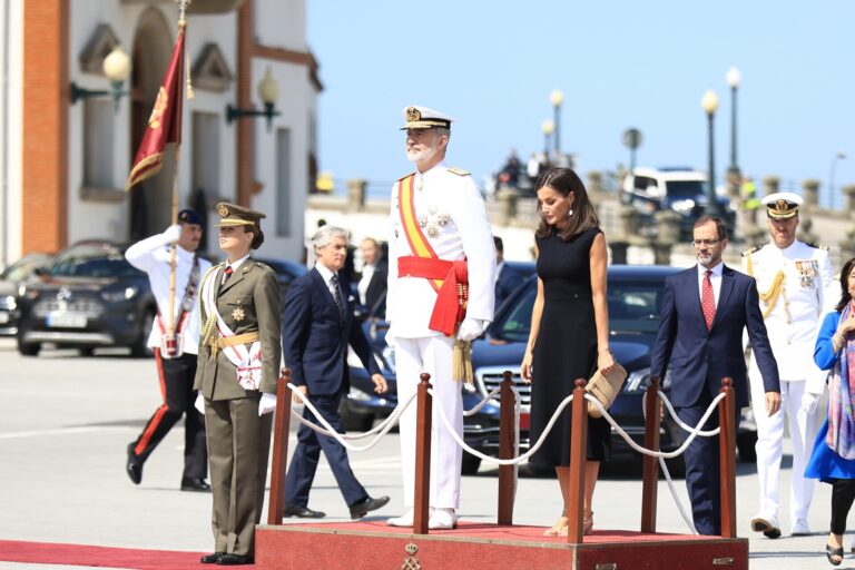 Los reyes y la princesa presiden los actos del Carmen en la Escuela Naval de Marín, con la graduación de 111 alumnos