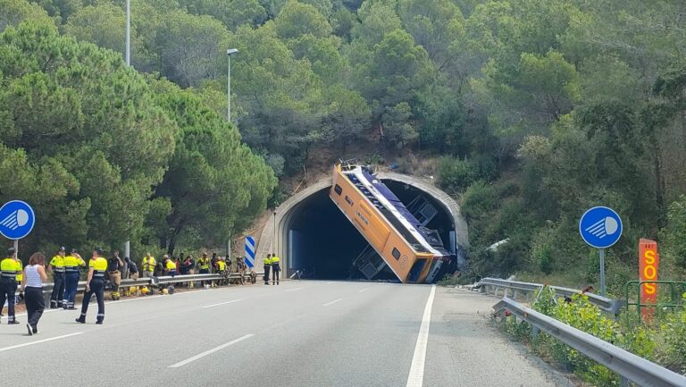 Reabierta la circulación en la carretera en la que la se produjo el accidente de bus de trabajadores de Inditex