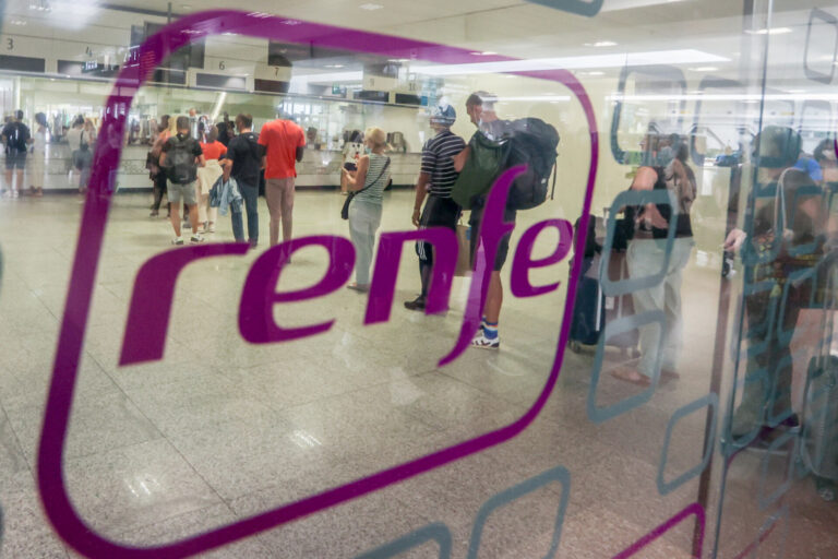 Empleados de taquillas de Renfe en la provincia coruñesa irán a la huelga este viernes por errores del sistema de venta