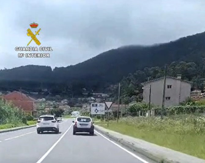 Investigan a un conductor que adelantó en línea continua en Vilaboa gracias a un vídeo aportado por un ciudadano