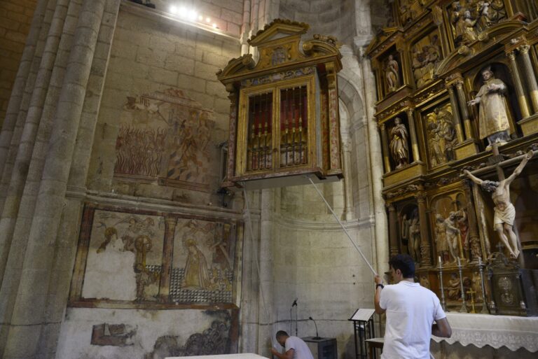 Un brazo móvil manual permite disfrutar de los relicarios de los nueve obispos y de las pinturas murales de Santo Estevo