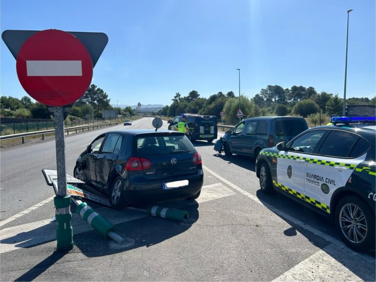 Herida una persona tras colisionar un turismo y una furgoneta en San Cibrao das Viñas (Ourense)