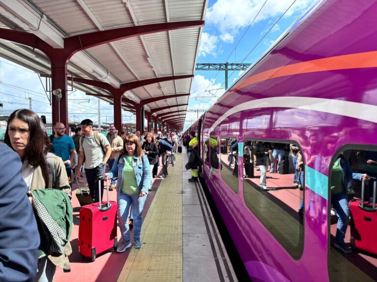 Renfe estrena los trenes Avlo en Galicia con lleno total y una pequeña incidencia que lo paró 15 minutos en Santiago