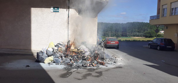 Arden contenedores en Carballo (A Coruña) durante la huelga de recogida de basuras