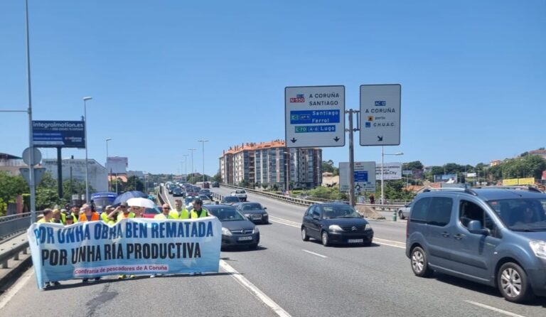 Mariscadores de O Burgo cortan el tráfico en accesos de A Coruña para exigir ayudas en una situación «asfixiante»