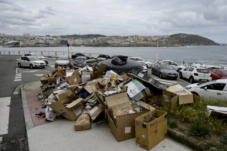 La concesionaria de recogida de basura en A Coruña suspende de empleo y sueldo a trabajadores mientras la huelga sigue