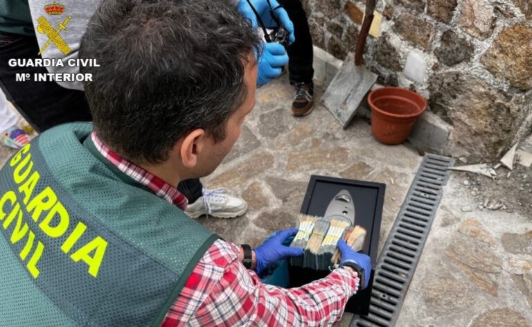 Dos detenidos y tres investigados en la desarticulación de un punto de venta de droga en A Estrada (Pontevedra)