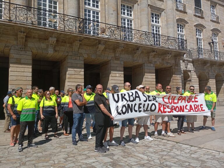 Trabajadores de limpieza y recogida de residuos de Santiago protestan por los «reiterados incumplimientos» de Urbaser