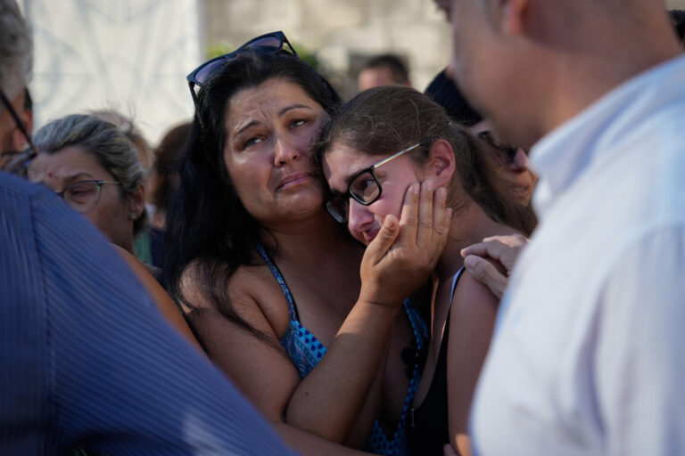 Más de 200 personas guardan entre llantos un minuto de silencio en Baiona por el vecino fallecido en el ‘Argos Georgia’