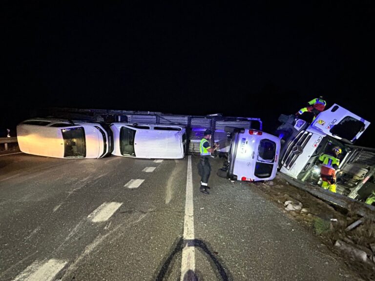 Restablecida la circulación en la A-52 tras el vuelco de un camión a su paso por Cualedro (Ourense)