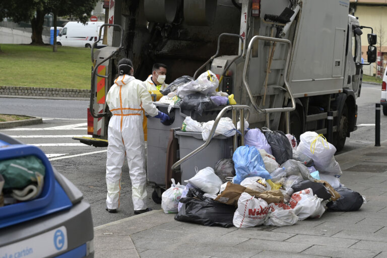 La recogida de basura de emergencia en A Coruña arranca sin incidencias