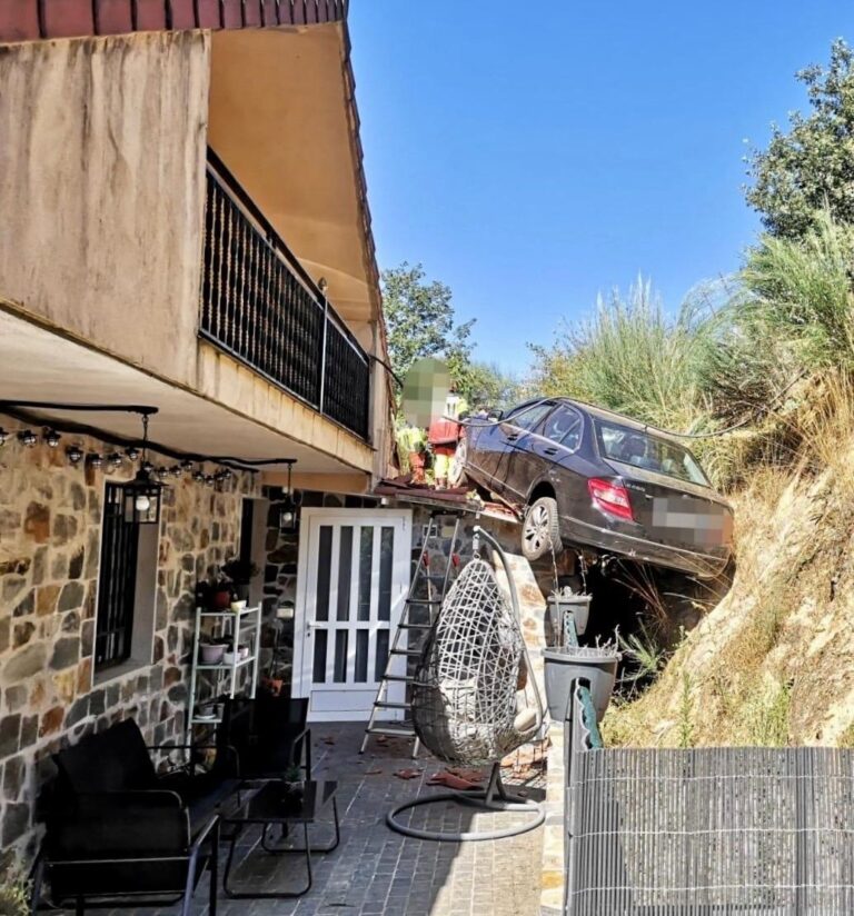 Un vehículo sufre una salida de vía y cae sobre el tejado de una vivienda en Viladervós (Ourense)