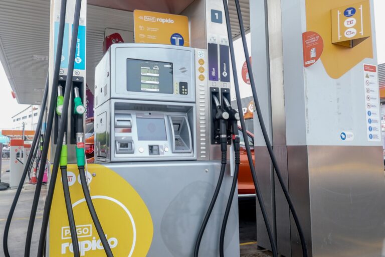 Los carburantes bajan por segunda semana consecutiva y el precio de la gasolina cae un 0,43% y el diésel 0,53%