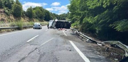 Heridas dos personas tras salirse de la vía la autocaravana en la viajaban por la A-6 a su paso Lugo