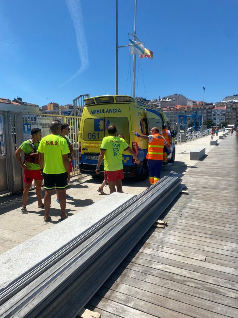 Herido el tripulante de un velero cuyo casco golpeó en el mar en las inmediaciones de Sanxenxo (Pontevedra)