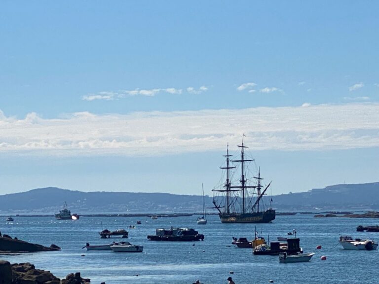 Expulsan de A Illa de Arousa (Pontevedra) a la fragata rusa que fondeó sin permiso