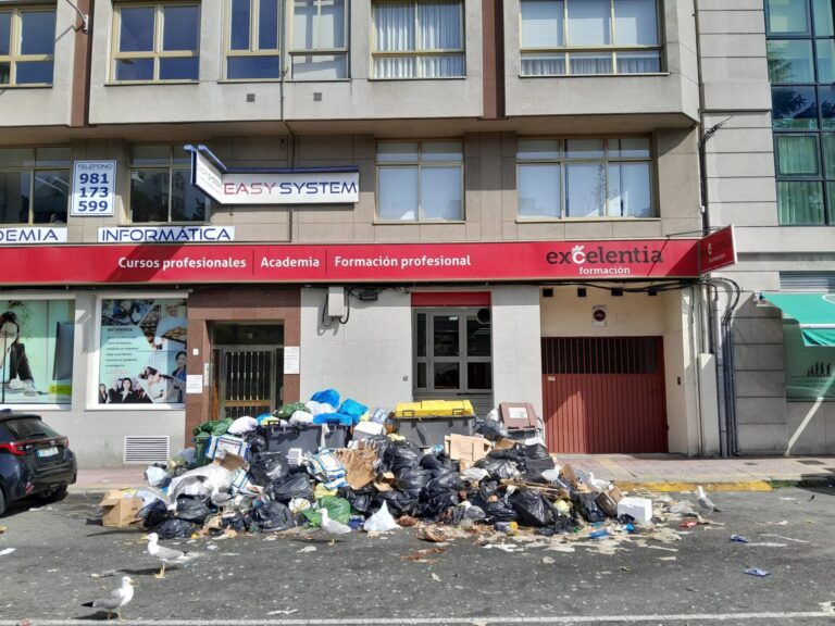 El Ayuntamiento de A Coruña denunciará en Fiscalía la huelga «atípica» de recogida de basura y la quema de contenedores