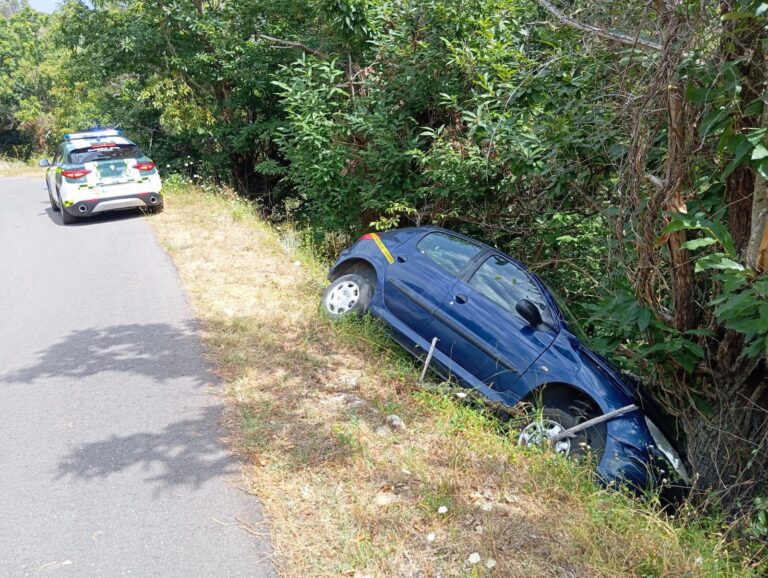 Herido un conductor tras sufrir una salida de vía y chocar contra un árbol en O Barco (Ourense)