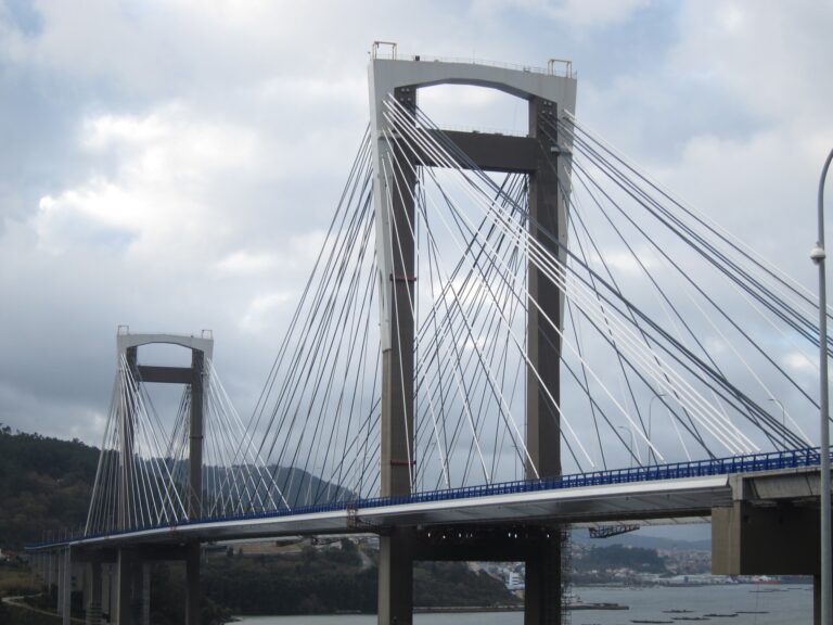 Permanecen cortados dos carriles en ambos sentidos en el puente de Rande por un camión que perdió la carga