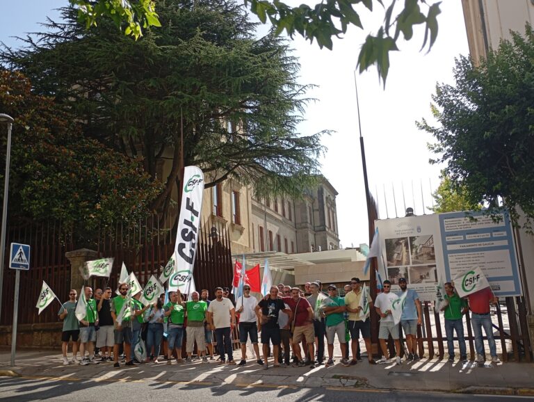 Trabajadores de ITV se concentran ante el Parlamento por un alza salarial y por la reducción de su jornada de seis días