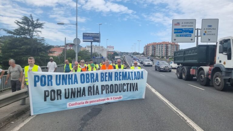 Mariscadores de O Burgo secundan una nueva protesta en demanda de ayudas tras el dragado