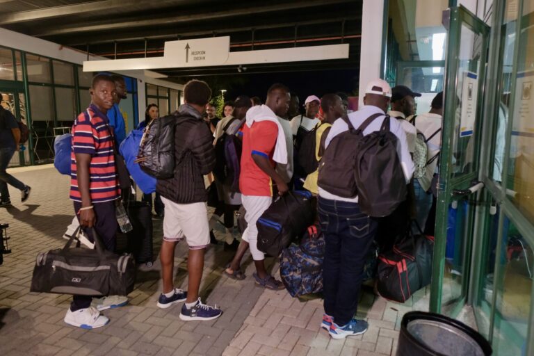 Llegan al Monte do Gozo, en Santiago, un centenar de refugiados de la guerra de Mali