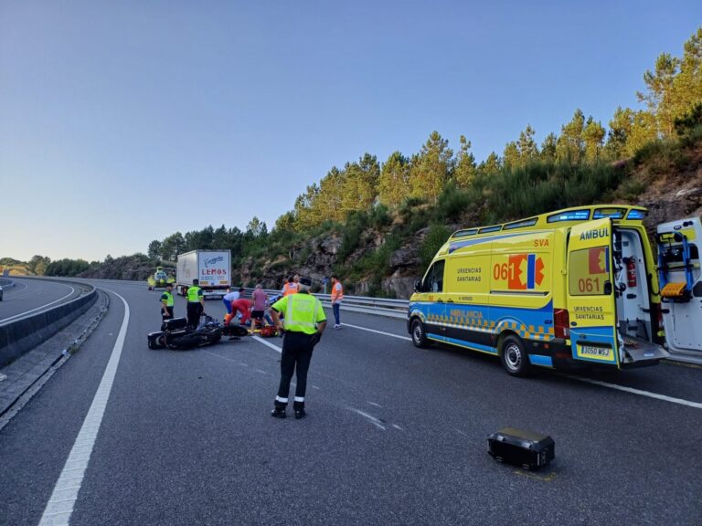 Herido grave un motorista de 69 años en una colisión contra un camión en Piñor