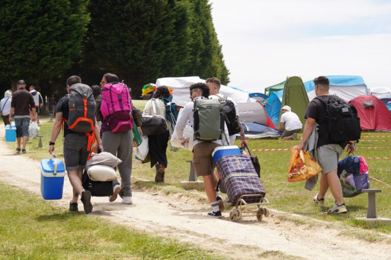 Los viajeros alojados en apartamentos y campings aumentaron en junio, pero cayeron las pernoctaciones