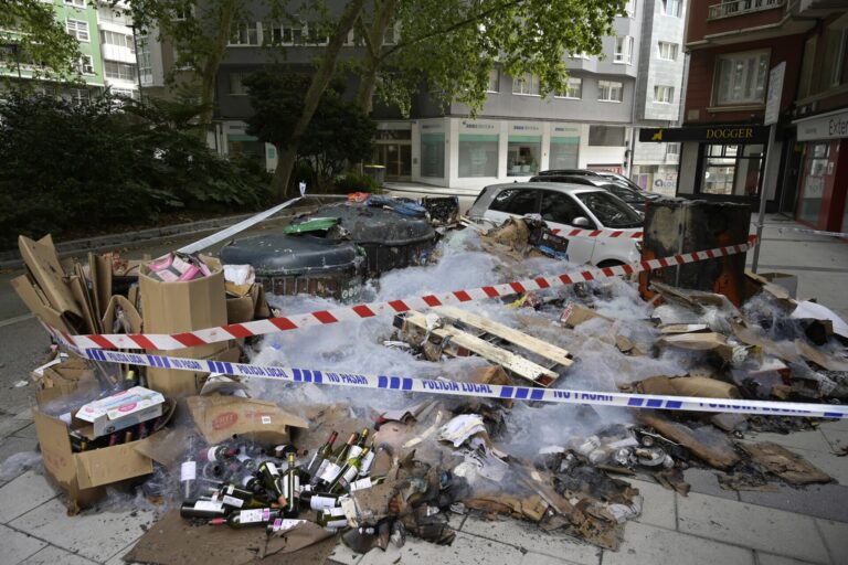 El incendio de un contenedor en A Coruña deja a tres personas atendidas por inhalación de humo