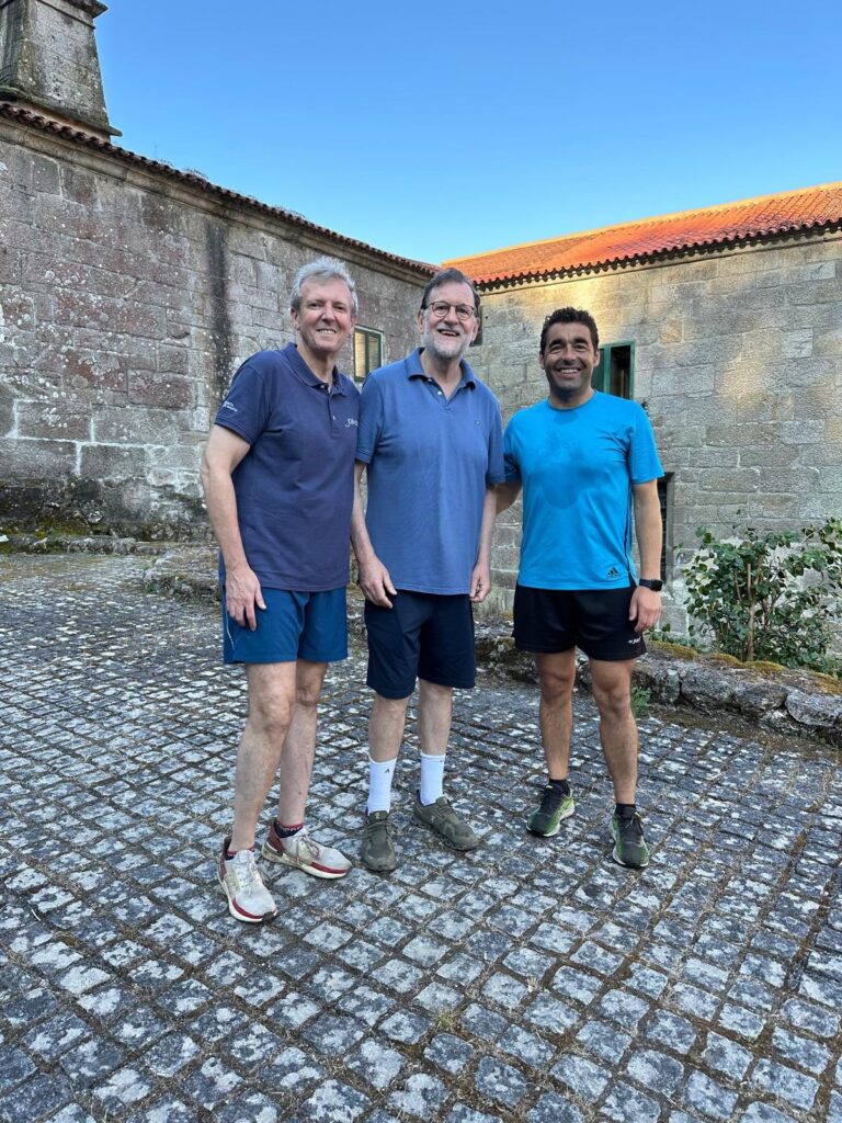 Mariano Rajoy «mantiene la tradición» y realiza una caminata por la Ruta a Armenteira acompañado por Alfonso Rueda