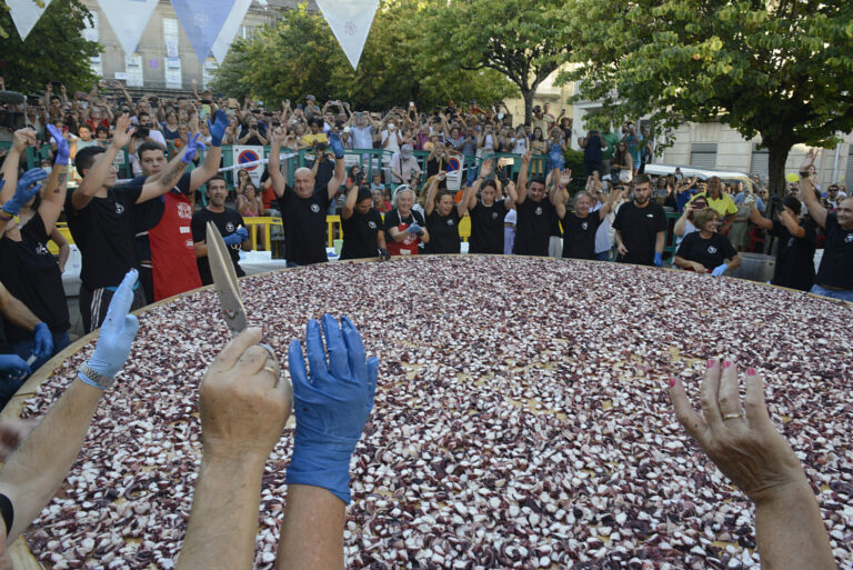 O Carballiño se prepara para batir el martes un nuevo récord: una tapa de 590 kilos de pulpo