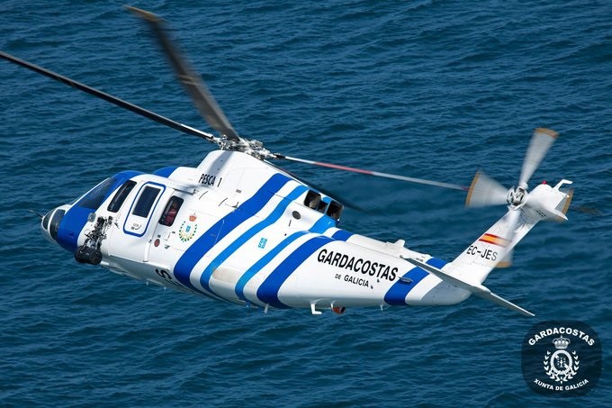 Rescatado en helicóptero un hombre en la playa de Esteiro tras ser arrastrado por la corriente