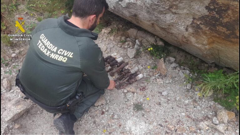 La Guardia Civil desactiva en Noia una granada de mortero y nueve cohetes antigranizo de la Guerra Civil