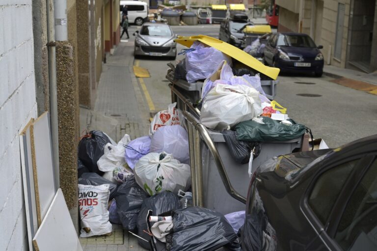 La alcaldesa de A Coruña espera que «en los próximos días» se normalice la recogida de la basura acumulada en calles