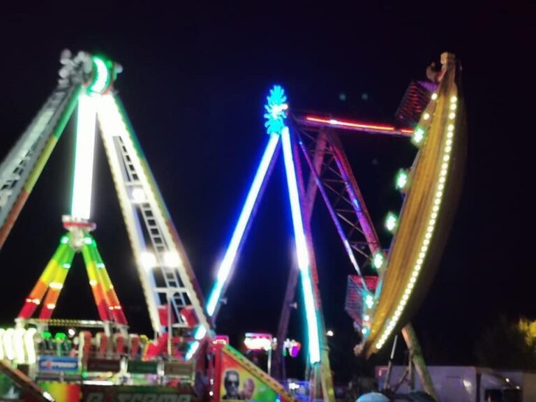 Herido un menor en las fiestas de Ribeira tras darse un golpe en una atracción de feria