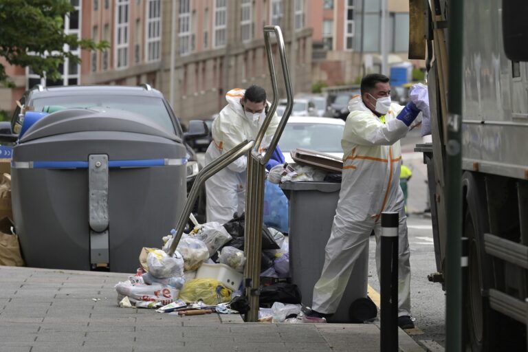 Recogidas en las últimas horas más de 66 toneladas de basura en A Coruña, aunque con residuos todavía por la huelga