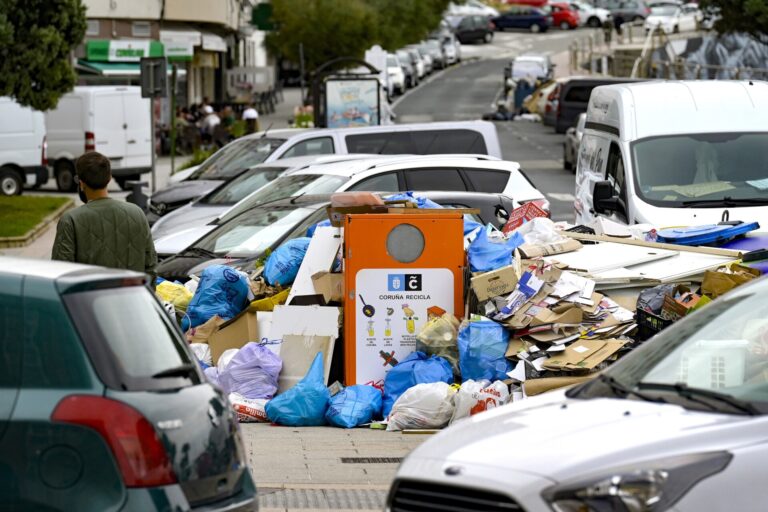 El personal de la recogida de basura en A Coruña acuerda la desconvocatoria de la huelga