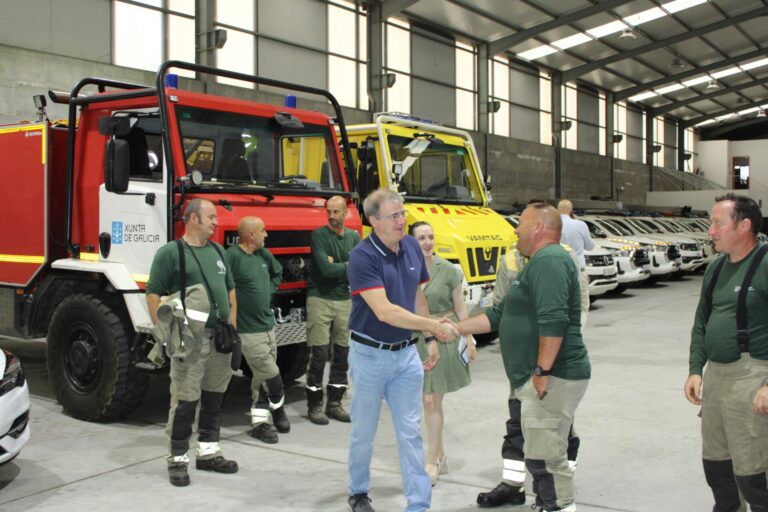 La Xunta renueva los equipos de protección individual del personal del servicio de prevención de incendios de Ourense