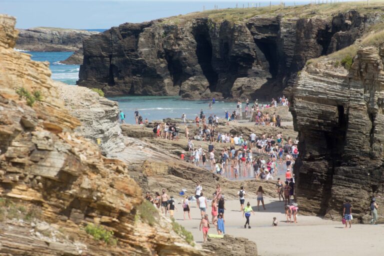 Ribadeo (Lugo) insiste en que las visitas a la playa de As Catedrais son gratuitas ante webs que cobran por su gestión