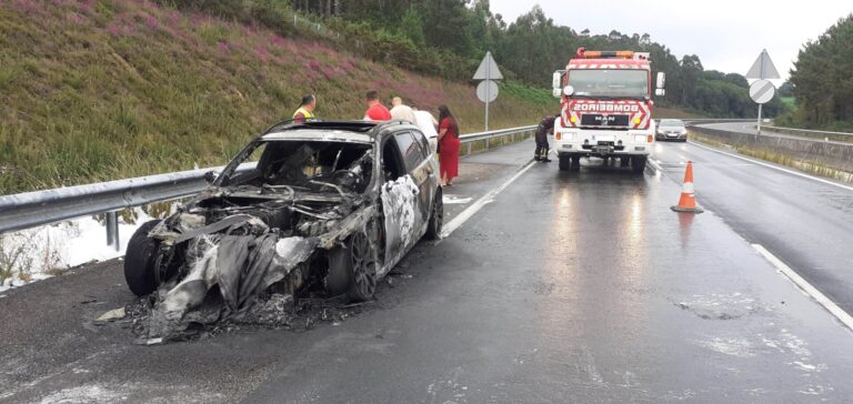 Extinguen un incendio en un vehículo en la AG-55, en A Laracha (A Coruña)