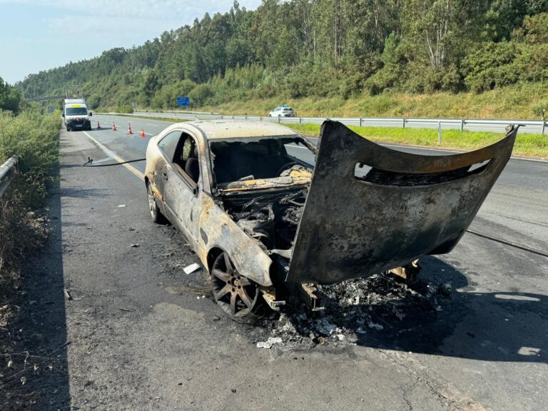 Arde un coche en la A-6 a su paso por Coirós (A Coruña)